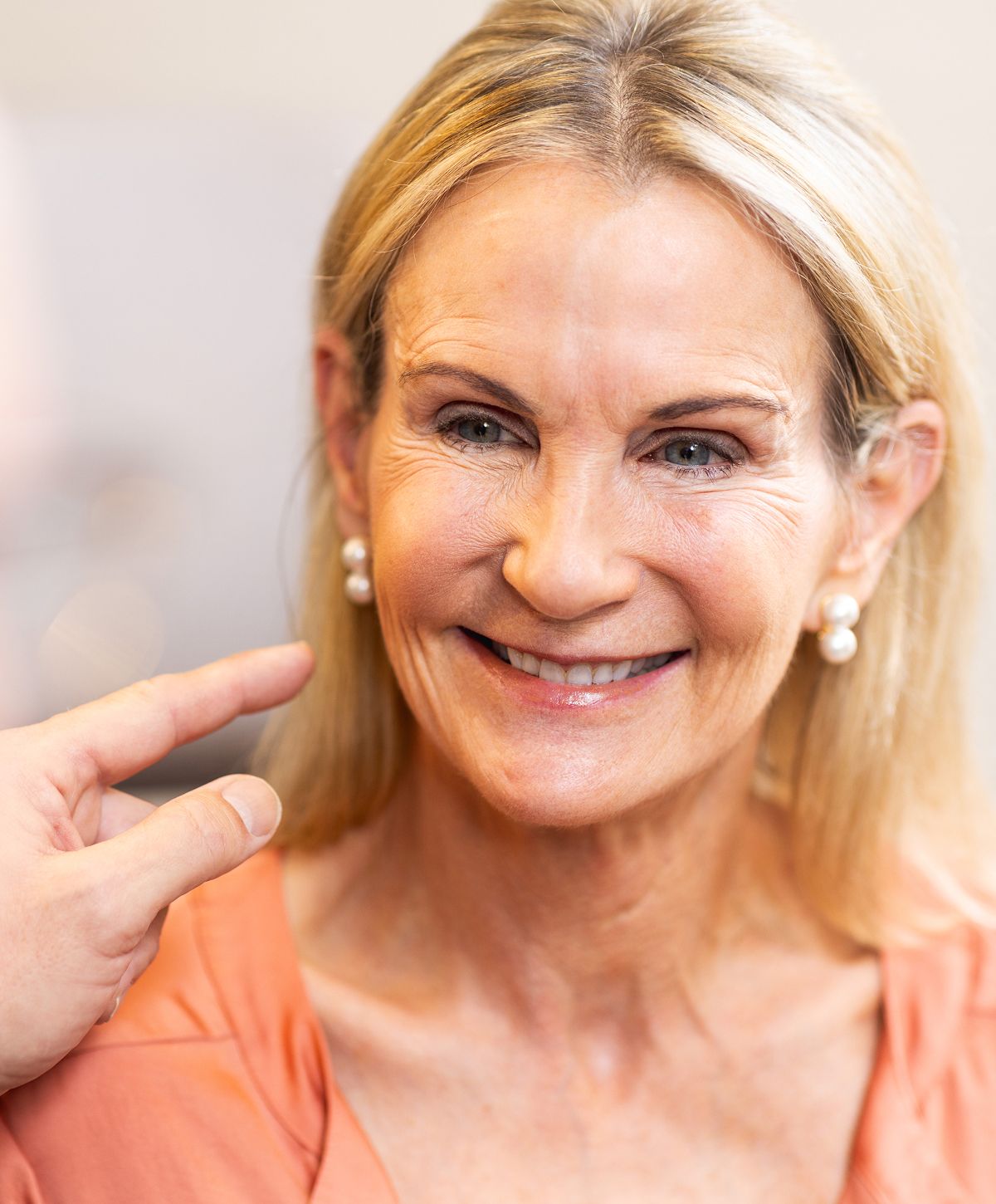 Smiling woman Speaking With Leo Lapuerta about Facelift